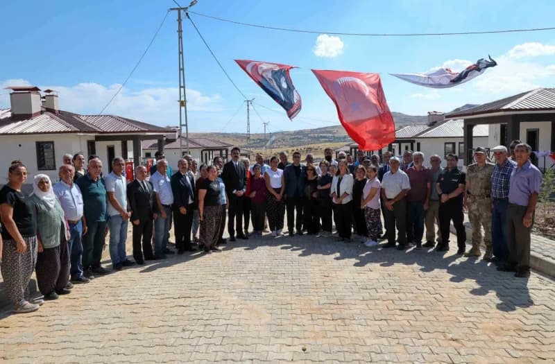 Tunceli’de yapımı tamamlanan 18 kırsal konutun anahtarları hak sahiplerine teslim edildi.