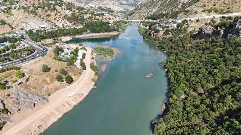 Tunceli’nin yüksek kesimlerinde etkili olan yağışların ardından Munzur ve Pülümür nehirleri iki farklı renge büründü.