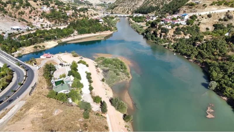 Tunceli’nin yüksek kesimlerinde etkili olan yağışların ardından Munzur ve Pülümür nehirleri iki farklı renge büründü.