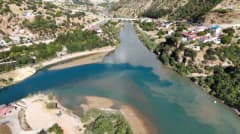 Tunceli’de Munzur ve Pülümür nehirlerinin birleştiği noktada farklı renklerde akan suların doğal görüntüsü