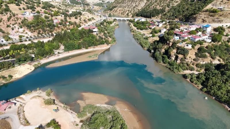 Tunceli’de Munzur ve Pülümür nehirlerinin birleştiği noktada farklı renklerde akan suların doğal görüntüsü