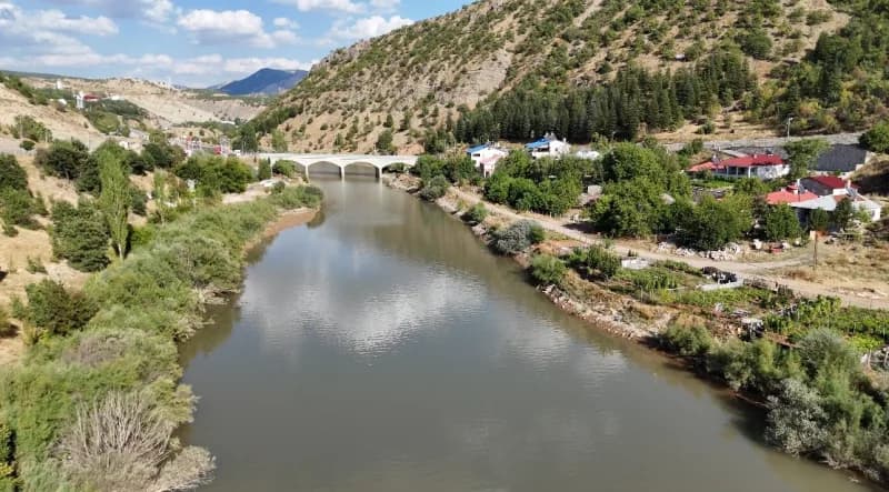 Tunceli’nin yüksek kesimlerinde etkili olan yağışların ardından Munzur ve Pülümür nehirleri iki farklı renge büründü.
