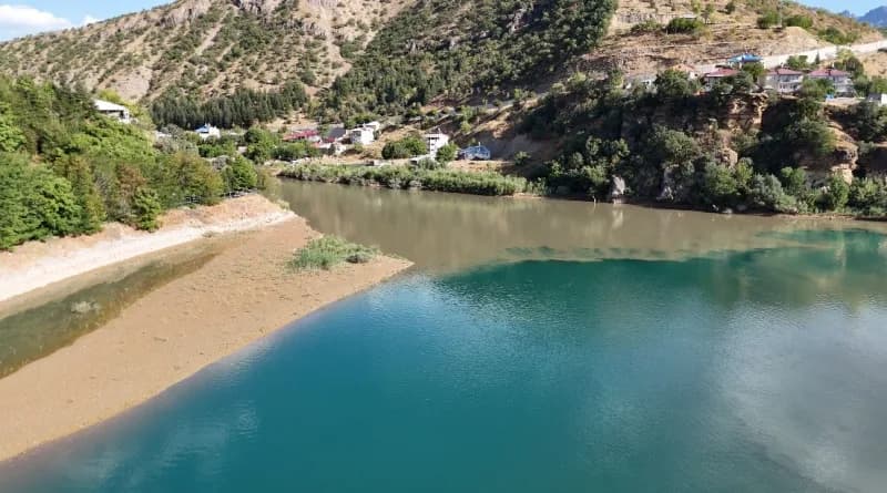 Tunceli’nin yüksek kesimlerinde etkili olan yağışların ardından Munzur ve Pülümür nehirleri iki farklı renge büründü.