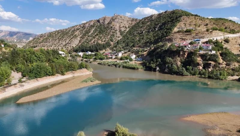 Tunceli’nin yüksek kesimlerinde etkili olan yağışların ardından Munzur ve Pülümür nehirleri iki farklı renge büründü.