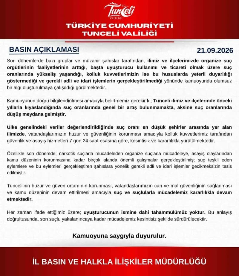 Tunceli Valiliği binası önünde güvenlik önlemleri ve polis araçları