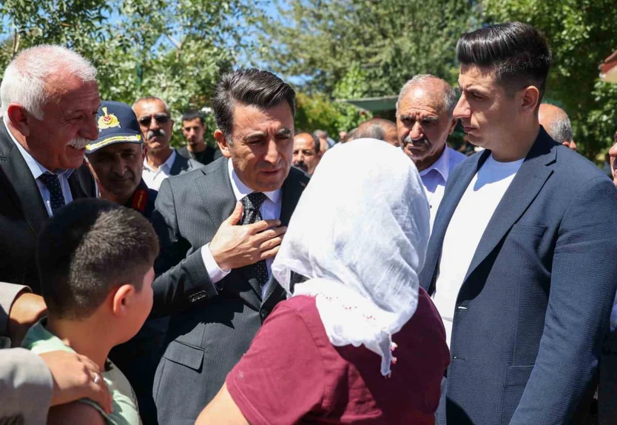 Tunceli Valisi Şefik Aygöl, köy ziyaretleri sırasında vatandaşlarla bir arada