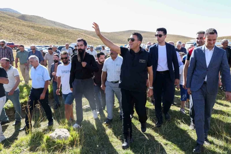 Tunceli Valisi ve Belediye Başkan Vekili Şefik Aygöl, köy ve mezra ziyaretlerini sürdürüyor.