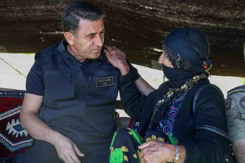 Tunceli Valisi ve Belediye Başkan Vekili Şefik Aygöl, köy ve mezra ziyaretlerini sürdürüyor.