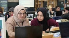 TÜRGEV AI CRAFT projesi kapsamında gençlerin yapay zeka eğitimi aldığı Ümraniye’deki eğitim laboratuvarı