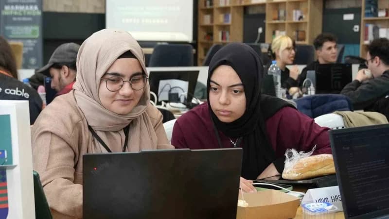 TÜRGEV AI CRAFT projesi kapsamında gençlerin yapay zeka eğitimi aldığı Ümraniye’deki eğitim laboratuvarı