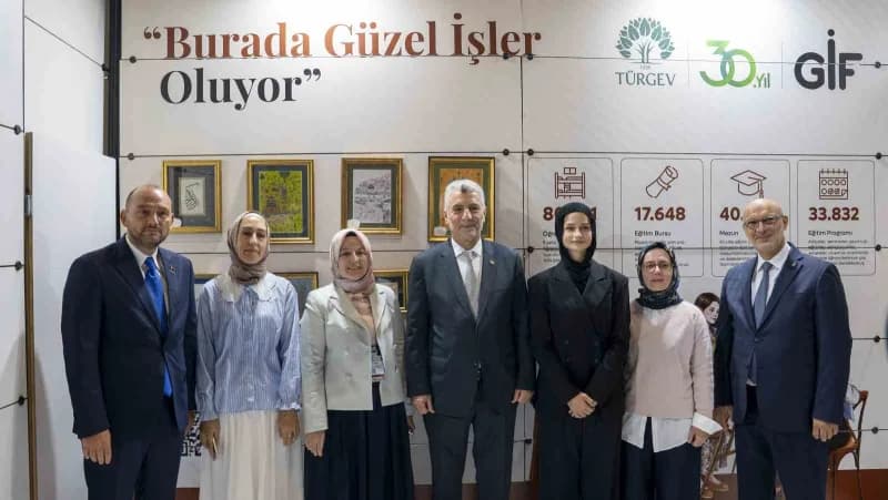 Ticaret Bakanı Ömer Bolat da standı gezerek çalışmaları inceledi, vakfın faaliyetleri hakkında bilgi aldı.