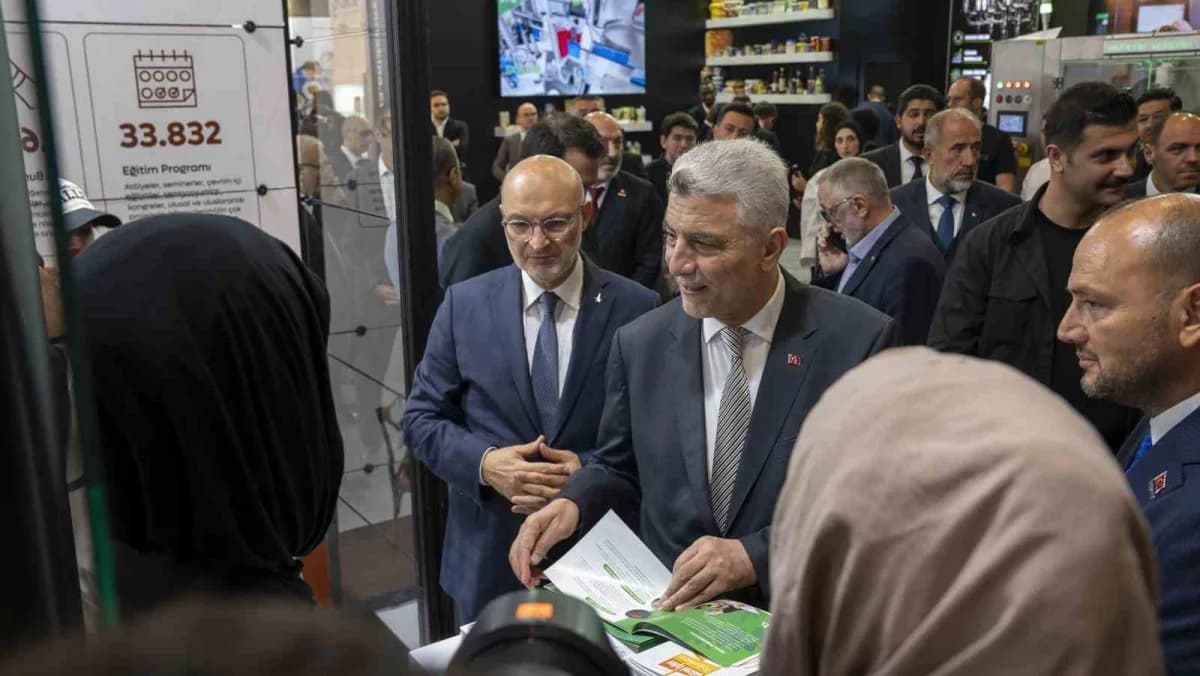 Ticaret Bakanı Ömer Bolat da standı gezerek çalışmaları inceledi, vakfın faaliyetleri hakkında bilgi aldı.