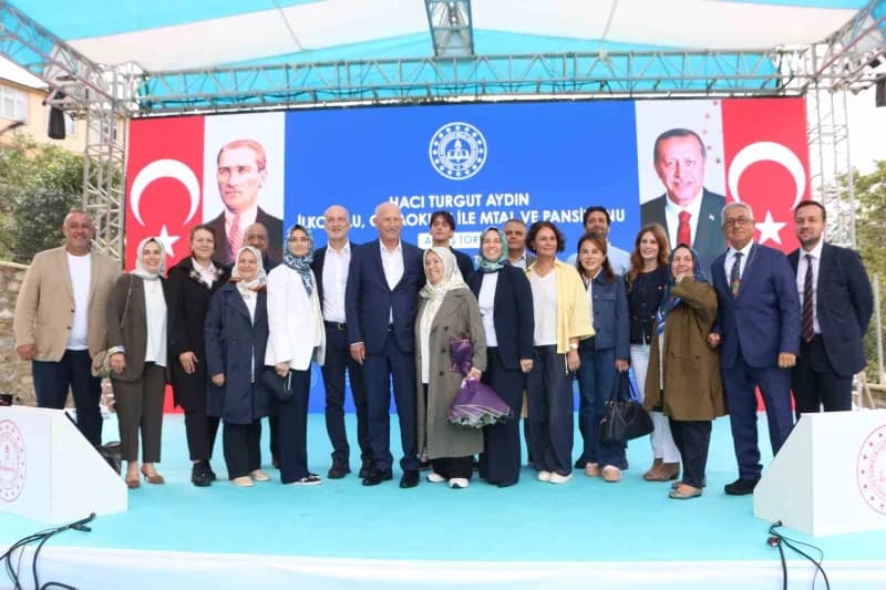 Trabzon’da iş insanı Hacı Turgut Aydın ailesi ile birlikte açılış sonrası hatıra fotoğrafı çektirdi