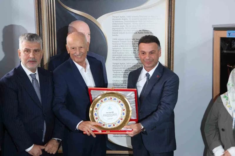 Trabzon’da iş insanı Hacı Turgut Aydın’a Maçka Belediye Başkanı Koray Koçhan ilçeye yaptığı Eğitim yatırımlarından ötürü