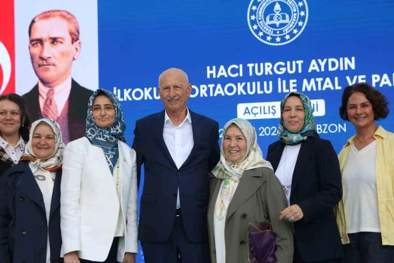 Trabzon’da iş insanı Hacı Turgut Aydın ailesi ile birlikte açılış sonrası hatıra fotoğrafı çektirdi