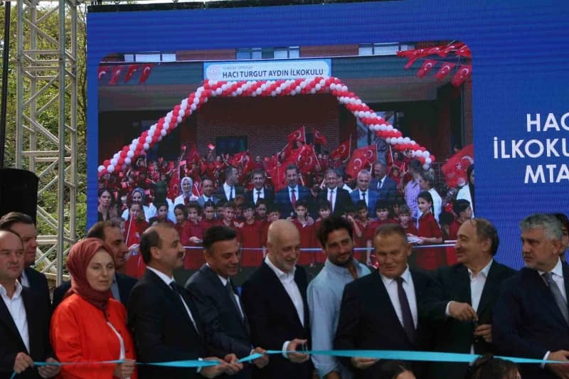 Trabzon’da Turgut Aydın destekli eğitim kurumlarının açılış töreninden protokol üyeleri ve davetliler toplu fotoğraf çek