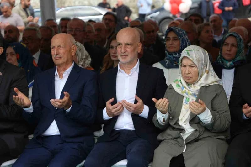 Trabzon’da iş insanı Hacı Turgut Aydın ve ailesi açılışa katıldı, dua etti