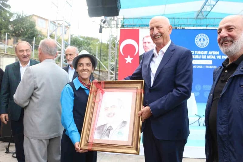 Trabzon’da iş insanı Hacı Turgut Aydın’ın karakalem çalışmasını yapan sanatçı kendisine yaptığı tabloyu hediye etti