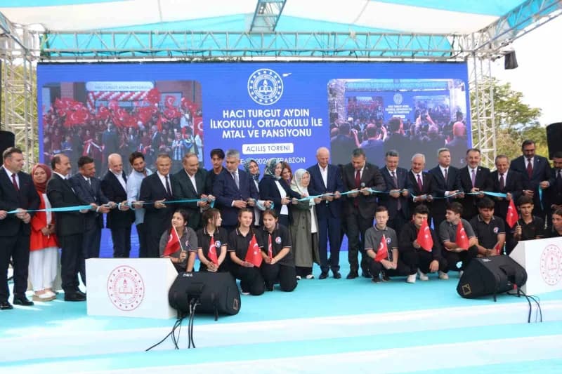 Trabzon’da iş insanı Hacı Turgut Aydın’ın destekleriyle yapımı tamamlanan Eğitim kurumları düzenlenen törenle hizmete aç