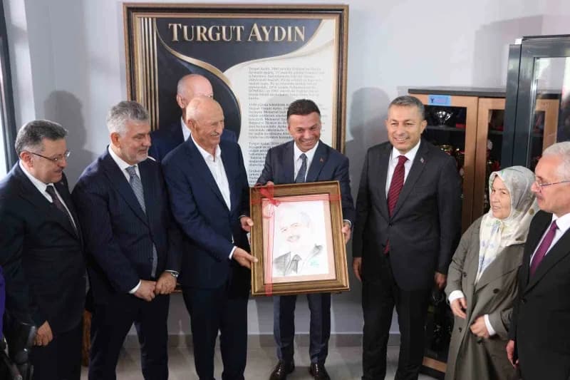Trabzon’da iş insanı Hacı Turgut Aydın’a Maçka Belediye Başkanı Koray Koçhan ilçeye yaptığı Eğitim yatırımlarından ötürü