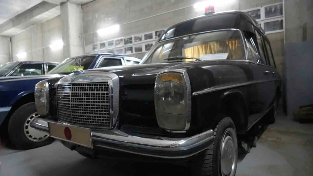 Turgut Özal’ı hastaneye taşıyan eski model ambulans koleksiyonda muhafaza ediliyor