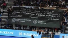 Turgutlu Kadın Basketbol Takımı maçında tribünlerde çocukların güvenliği için hazırlanan koreografi