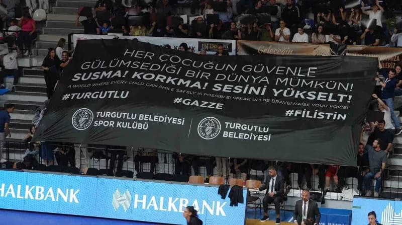 Turgutlu Kadın Basketbol Takımı maçında tribünlerde çocukların güvenliği için hazırlanan koreografi