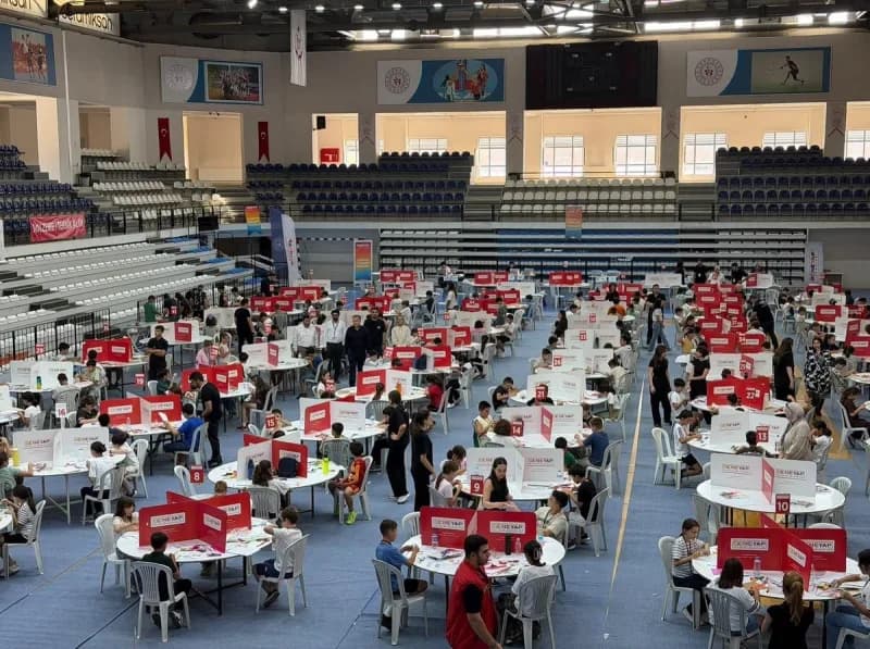 Turgutlu Yıldırım Beyazıt Spor Salonu’nda Deneyap Türkiye uygulama sınavına katılan öğrenciler sınavda yeteneklerini ser