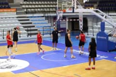 Turgutlu Belediyesi Kadın Basketbol Takımı oyuncuları Yıldırım Beyazıt Spor Salonu’nda maç öncesi hazırlık yapıyor