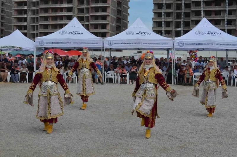 Manisa’nın Turgutlu ilçesinde Turgutlu Selendililer Derneği tarafından bu yıl 4’üncüsü düzenlenen Keşkek ve Cirit Şenliğ