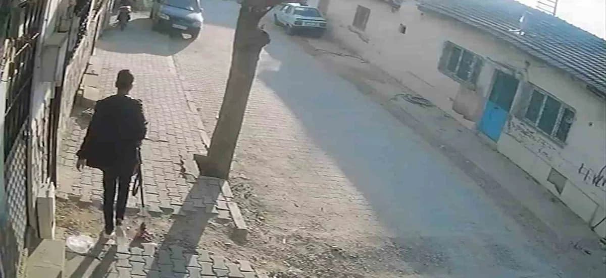 Çevredeki iş yerlerinin güvenlik kameralarına yansıyan görüntülerde, şüphelinin olay öncesinde yolda oldukça soğukkanlı