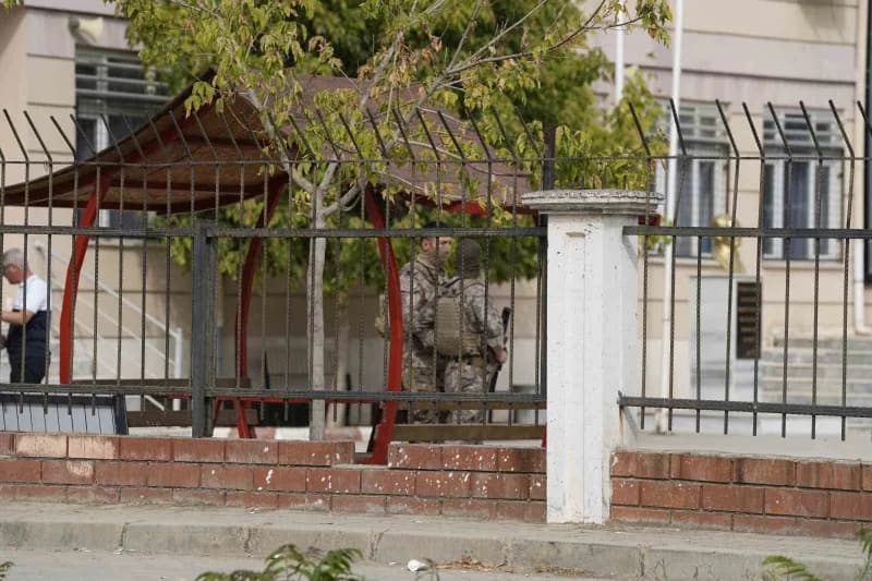 Manisa’nın Turgutlu ilçesinde bir okulun yakınında 3’ü ağır 11 öğrencinin yaralandığı silahlı saldırıyla ilgili soruştur