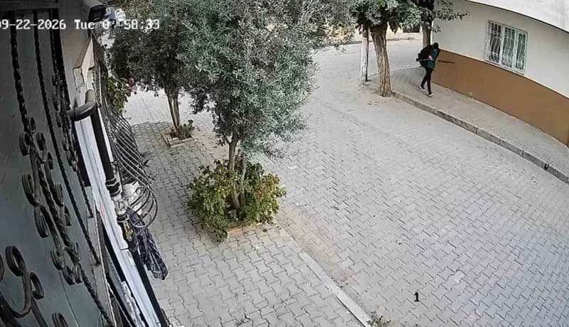 Çevredeki iş yerlerinin güvenlik kameralarına yansıyan görüntülerde, şüphelinin olay öncesinde yolda oldukça soğukkanlı