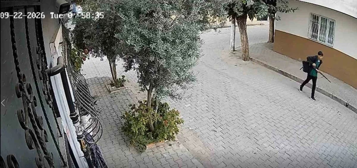 Turgutlu’da okul saldırganının elinde pompalı tüfekle yürüdüğü güvenlik kamerası görüntüsü