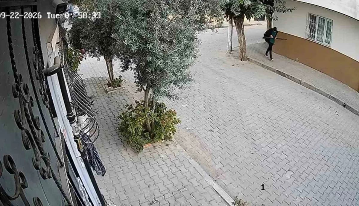Manisa’nın Turgutlu ilçesinde 11 öğrencinin yaralandığı silahlı saldırıyı gerçekleştiren şüphelinin yeni güvenlik kamera