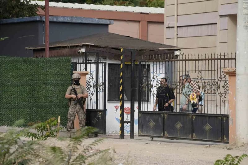 Olay, Manisa'nın Turgutlu ilçesine bağlı Albayrak Mahallesi'ndeki İnci Üzmez Mesleki ve Teknik Lisesin yakınlarında meyd