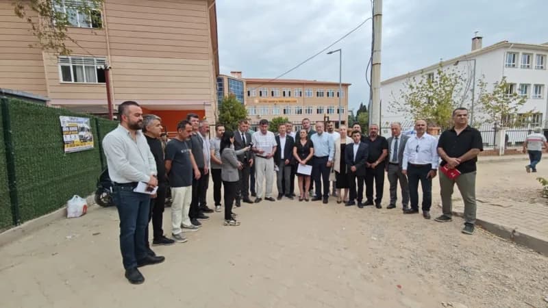 Turgutlu ilçesinde okul önünde eğitim sendikaları temsilcilerinin ortak açıklama yaptığı an