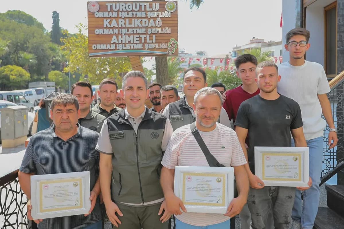 Manisa Turgutlu’da orman yangınına destek veren vatandaşlara teşekkür plaketi takdim edildiği tören