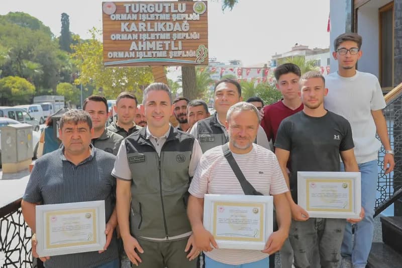 Manisa Turgutlu’da orman yangınına destek veren vatandaşlara teşekkür plaketi takdim edildiği tören