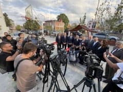 Turgutlu İnci Üzmez Mesleki ve Teknik Anadolu Lisesi önünde inceleme yapan TBMM Meclis Araştırma Komisyonu üyeleri