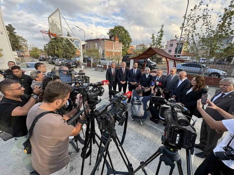 Turgutlu İnci Üzmez Mesleki ve Teknik Anadolu Lisesi önünde inceleme yapan TBMM Meclis Araştırma Komisyonu üyeleri