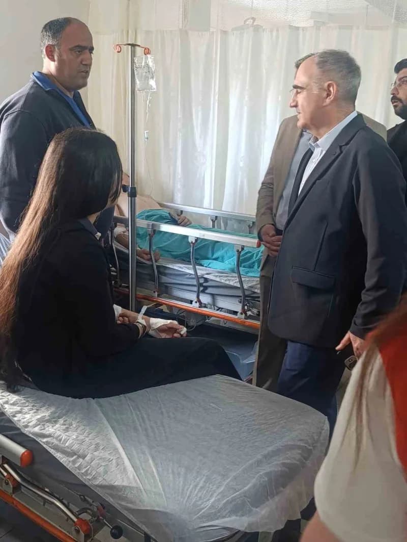 Manisa Valisi Vahdettin Özkan, olayın hemen ardından Turgutlu'ya gelerek okul ve hastanedeki çalışmaları yerinde takip e