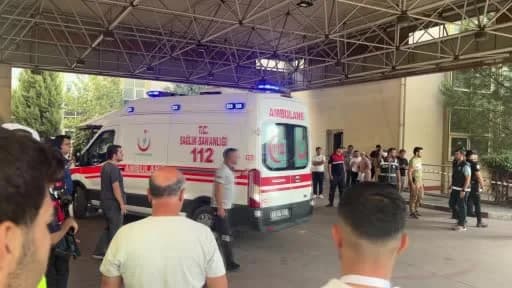 Turgutlu ilçesinde okul önünde silahlı saldırı sonrası olay yerine gelen sağlık ve polis ekipleri