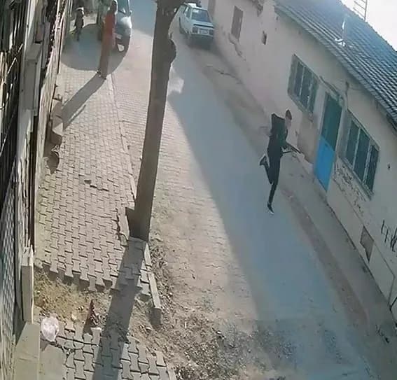 Manisa’nın Turgutlu ilçesinde okul önünde silahla ateş açılması sonucu 10 öğrenci yaralandı. Yaralılardan 2’sinin hayati