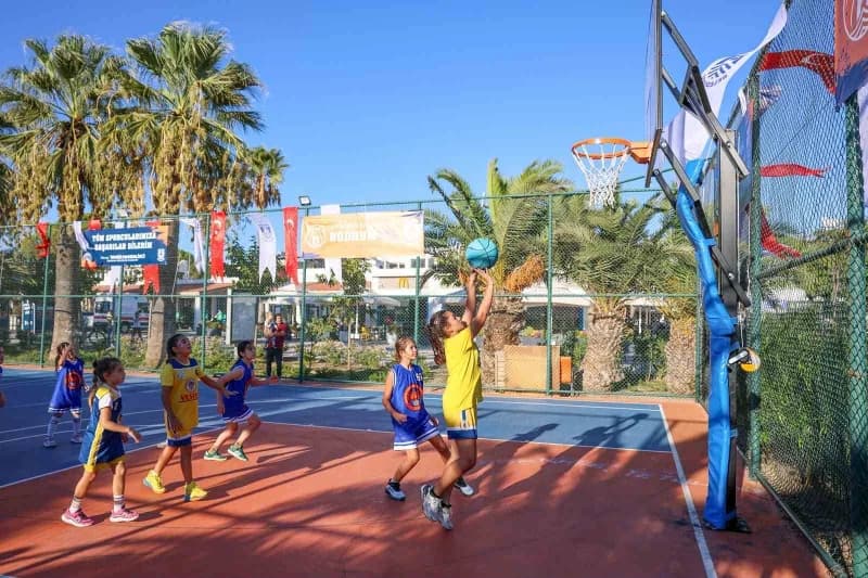 Turgutreis’te basketbol şöleni başladı: şampiyonluk için 56 takım sahaya çıktı
