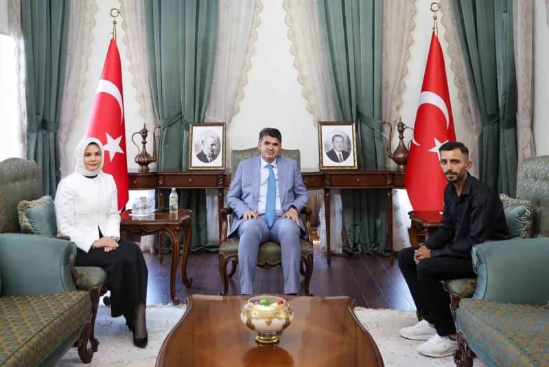 Türk bayrağını düzeltmek için direğe tırmanan genci Vali Kalaylı kabul etti