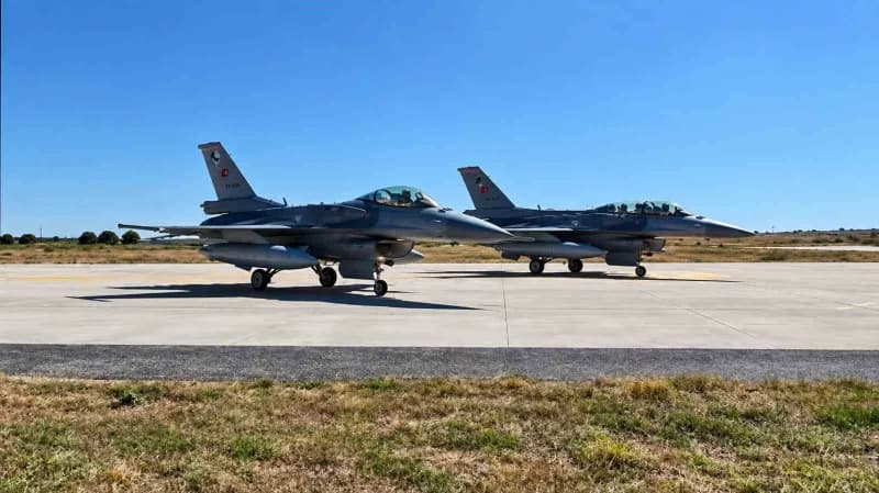Türk F-16 savaş uçakları Romanya Fetesti Hava Üssü semalarında Burebista-2026 Tatbikatı sırasında