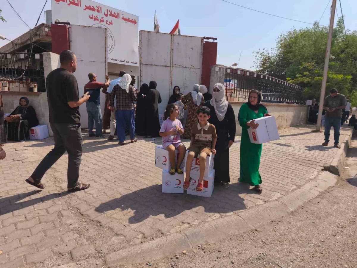 Türk Kızılay gönüllüleri Kerkük’te ihtiyaç sahibi ailelere gıda kolisi dağıtıyor