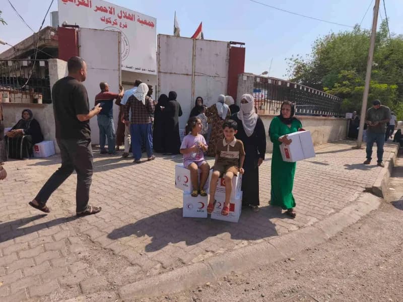 Türk Kızılay gönüllüleri Kerkük’te ihtiyaç sahibi ailelere gıda kolisi dağıtıyor