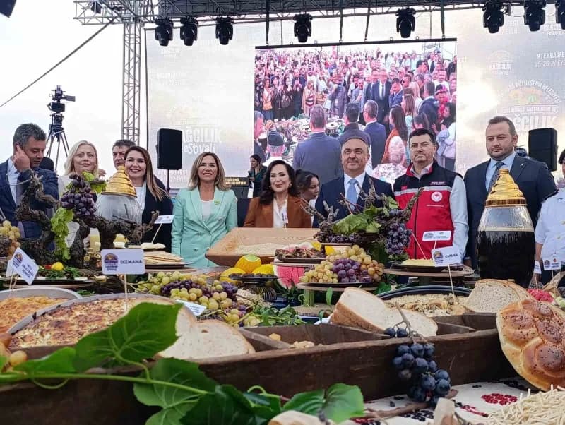 Türkan Şoray, Tekirdağ 1. Uluslararası Gastronomi ve Bağcılık Festivali’nde yöresel lezzetleri incelerken